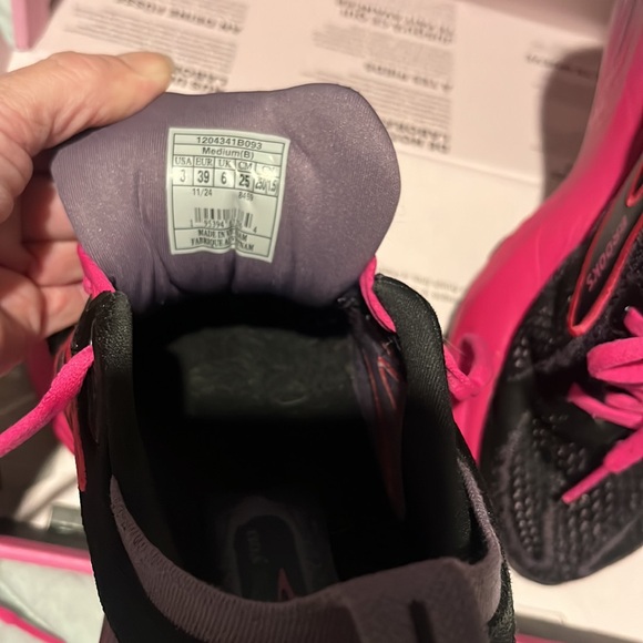 Brooks Glycerin 22 Women's Shoes - Black and Hot Pink - Picture 5 of 5